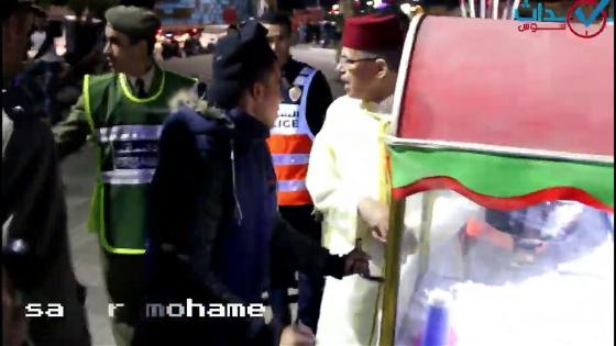 عامل تارودانت يتجول في شوارعها ويتناول فشار مع المواطنين