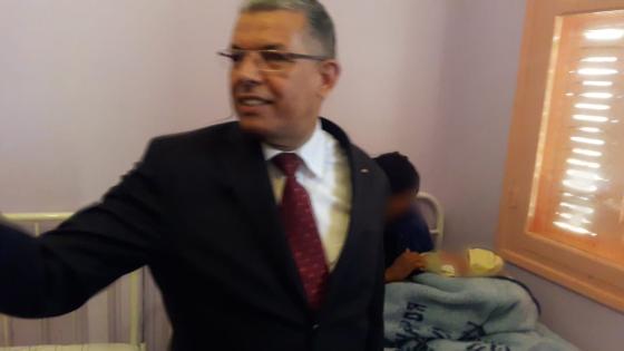 بادرة انسانية اثناء تدشينه لمستعجلات بأولاد برحيل ، عامل الإقليم يهدي مولودا جديدا “زرورة” وخروف العقيقة