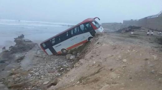 نزوح حافلة لنقل العاملات في بحر أنزا بأكادير