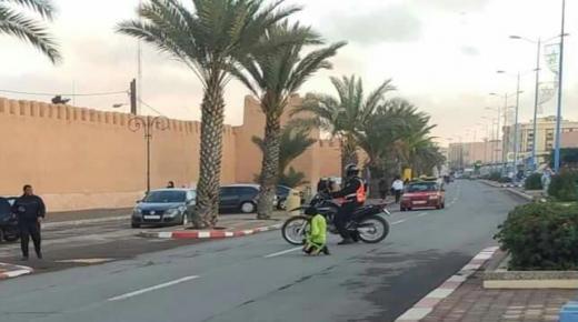 شرطي دراج يوقف السير لمرور ذوي إحتياجات في تزنيت