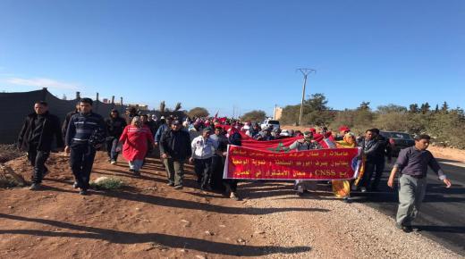 مسيرة احتجاجية لعاملات وعمال شركة روزا فلور الفلاحية لمشغلها الميلياردير الصحراوي