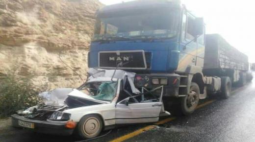 شاحنة تسحق سيارة بوادي مي فاطمة في طانطان