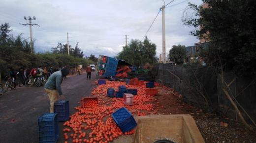 فوضى وعرقلة للسير باولاد داحو بعد انقلاب شاحنة محملة بالطماطم