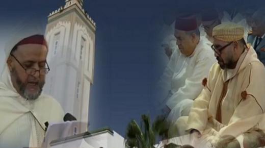أمير المؤمنين يؤدي صلاة الجمعة بمسجد خالد بن الوليد بحي الهدى بمدينة أكادير.
