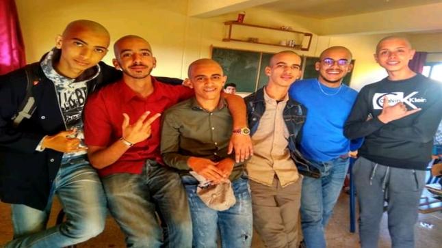 تلاميذ بثانوية الحسن الثاني بأولاد تايمة يحلقون شعرهم تضامنا مع مرضى السرطان