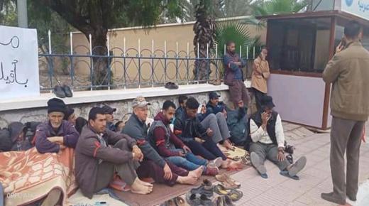مهنيو قطاع النقل المزدوج يدخلون في إضراب عن الطعام أمام مقر عمالة تارودانت