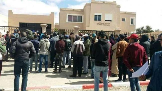 إنخراط السلطات في توزيع رخص التنقل بمدينة تزنيت
