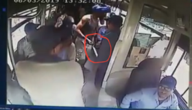 فيديو : ظهور شخص يحمل سيوف داخل ” طوبيس ” بأكادير