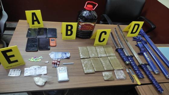 أكادير : فرقة ( la bag ) شدات جوج بزنازة ولقاو عندهم الحشيش و القرقوبي والسيوف