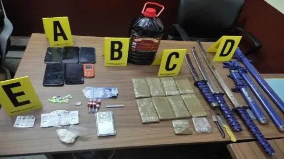 أكادير : فرقة ( la bag ) شدات جوج بزنازة ولقاو عندهم الحشيش و القرقوبي والسيوف