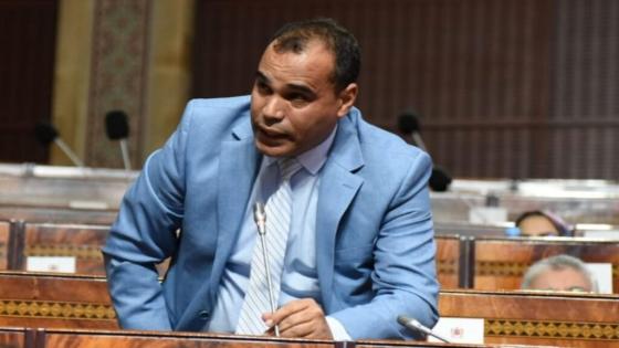 “احتجاجات قوية في قلعة السراغنة ،شعارات ترتفع ضد البرلماني العياشي الفرفار بسبب دعوته لـ ‘عسكرة التعليم”