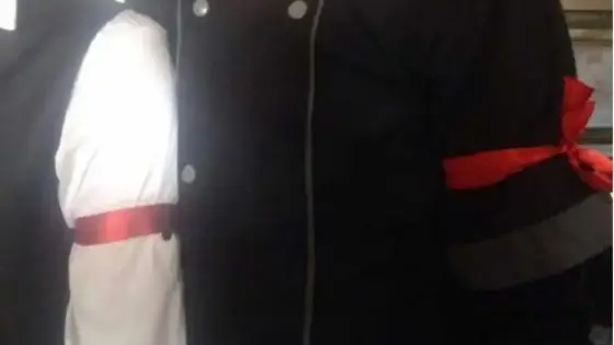 المفوضون القضائيون يحملون الشارة الحمراء ويضربون عن العمل، وسط تنديدات بـ”استهداف المهنة”