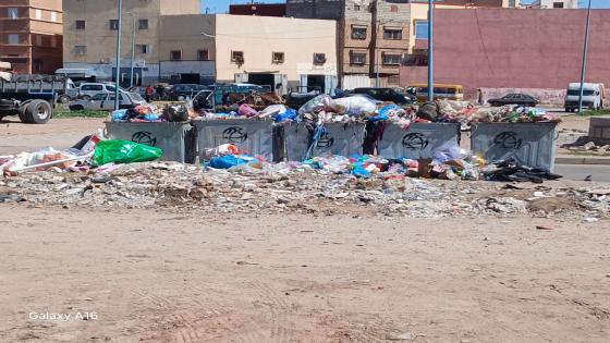 إنزكان.. ساكنة حي الموظفين وشارع مولاي علي الشريف تشتكي انتشار الأزبال وتطالب بتدخل عاجل