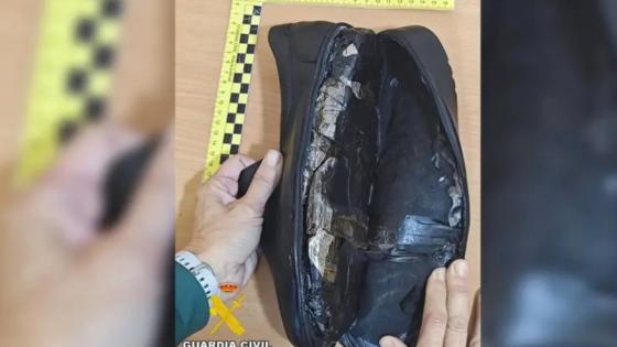 شرطة ميناء ألميريا تضبط مسناً قادماً من الناظور حاول تهريب كيلو من الحشيش في حذائه