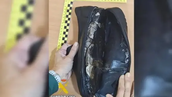شرطة ميناء ألميريا تضبط مسناً قادماً من الناظور حاول تهريب كيلو من الحشيش في حذائه