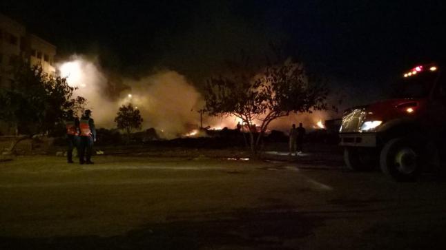اندلاع حريق كبير بمحلات للمتلاشيات بحي التشارك بالبيضاء – صور وفيديوهات