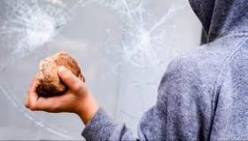 أكادير.. مختل عقلي يهاجم سيارة إسعاف تابعة للقوات المسلحة الملكية ببنسركاو