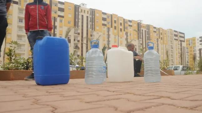 عددٌ من ساكنة أكادير يحتفلون بالعيد في غياب الماء الصالح للشرب