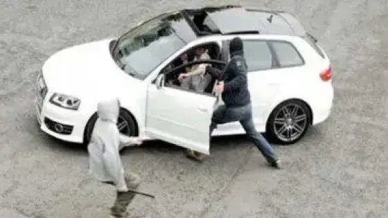 بسيدي بيبي عصابة تحاول سرقة سيارة بطريقة لا تخطر على البال