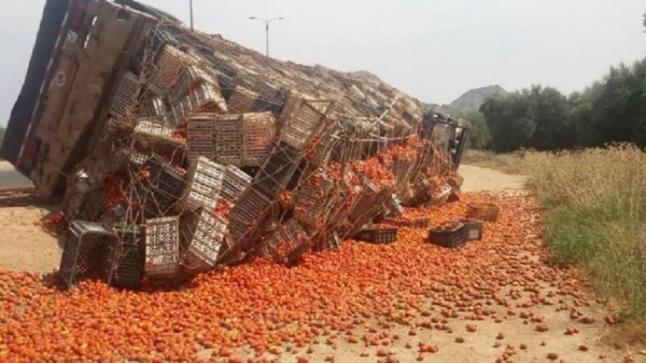 أيت ملول.. انقلاب شاحنة كبيرة محملة بالطماطم بين مدينتي أيت ملول وأكادير دون أن يخلف ضحايا