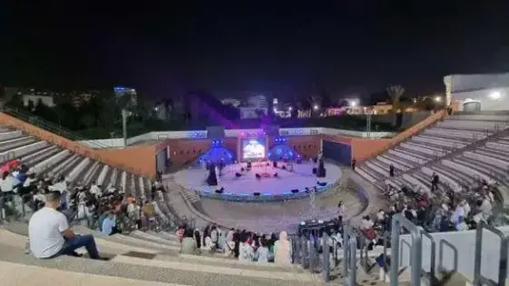 فضيحة بحفل زهيرة الرباطية وأميمة باعزية بأكادير: المنظم يهرب والناس تدفع الثمن! ..فيديو