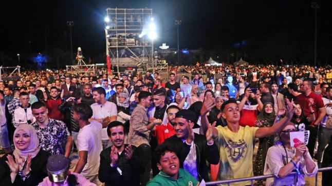 فيديو لجمهور اكادير يؤثت ساحة الامل في اليوم الاول من مهرجان تميتار