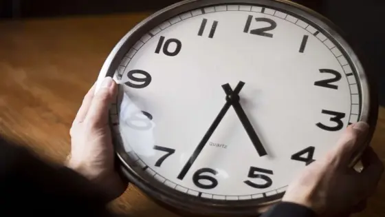 تغيير الساعة يضر بالصحة ويجب إنهاء نظام التوقيت الصيفي نهائياً في إسبانيا
