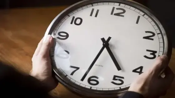 تغيير الساعة يضر بالصحة ويجب إنهاء نظام التوقيت الصيفي نهائياً في إسبانيا
