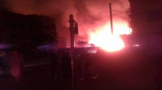 بالفيديو اندلاع حريق بمعمل الخشب فانتازيا بمدينة الدشيرة الجهادية