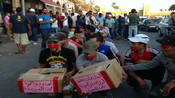 باعة جائلون ينتفضون ضد السلطات في تزنيت