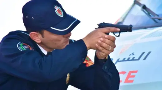 شرطي يستخدم سلاحه الوظيفي لتحييد خطر شخص في حالة هيجان