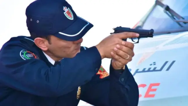 شرطي يستخدم سلاحه الوظيفي لتحييد خطر شخص في حالة هيجان
