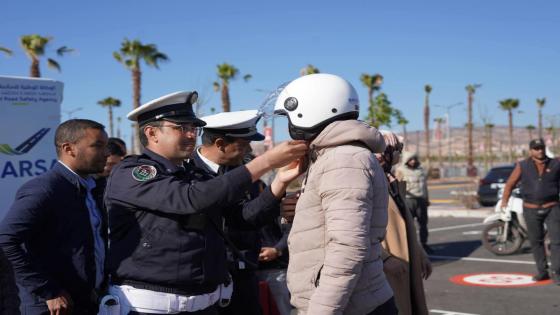 نارسا توزع خوذات على الدراجين بأكادير