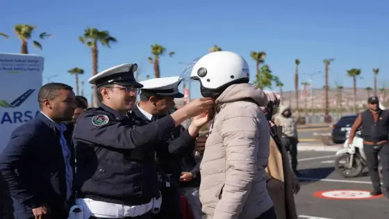 نارسا توزع خوذات على الدراجين بأكادير