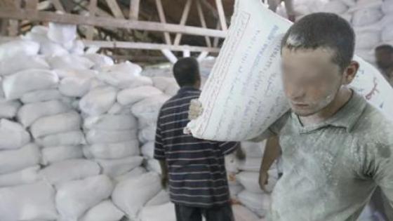 اتهام خطير: برلماني يكشف عن طحن الورق مع الدقيق المدعم