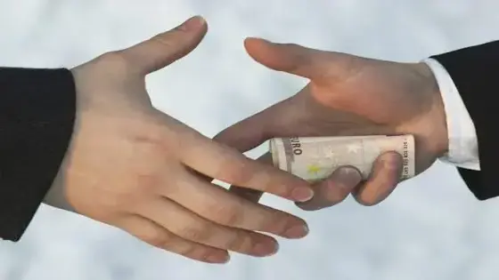 رشوة تتسبب في إعتقال ثلاثة أعوان سلطة