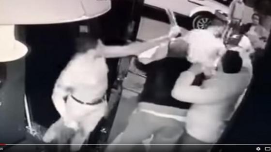 عاااااجل شخص يهاجم ملهى ليلي لتصفية حسابات في أكادير.