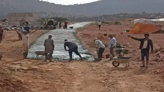 ساكنة بدوار نواحي تيزنيت تضطر إلى تعبيد الطريق بإمكانياتها الخاصة