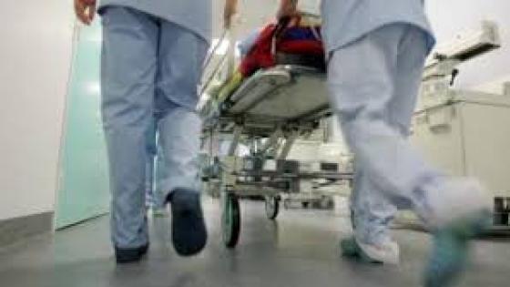 شخص يداعب قارورة ماء لتستقر في ذبره بإنزكان