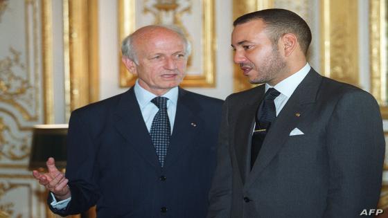 le roi du Maroc Mohammed VI (D) s'entretient avec son principal conseiller Èconomique et financier, AndrÈ Azoulay, le 22 mars 2000 ‡ Paris. / AFP PHOTO / JACK GUEZ
