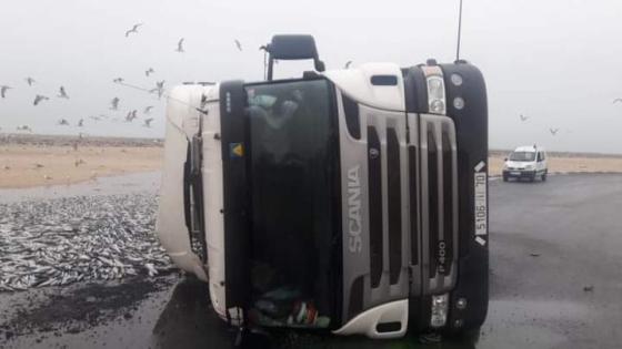 إنقلاب شاحنة ” رموك ” لنقل الأسماك نواحي أكادير