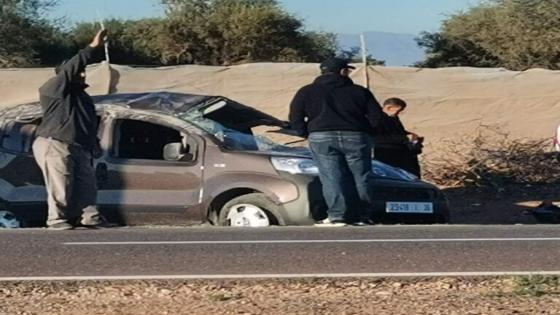 السرعة تقلب سيارة بالطريق السريع لمطار المسيرة