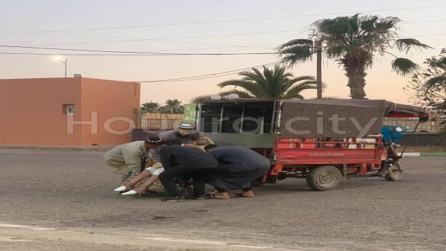 أولاد تايمة.. مشهد صادم لمريض يُنقل بـ”طريبورتور” يفضح واقع الخدمات الصحية
