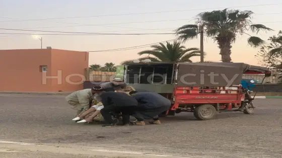 أولاد تايمة.. مشهد صادم لمريض يُنقل بـ”طريبورتور” يفضح واقع الخدمات الصحية