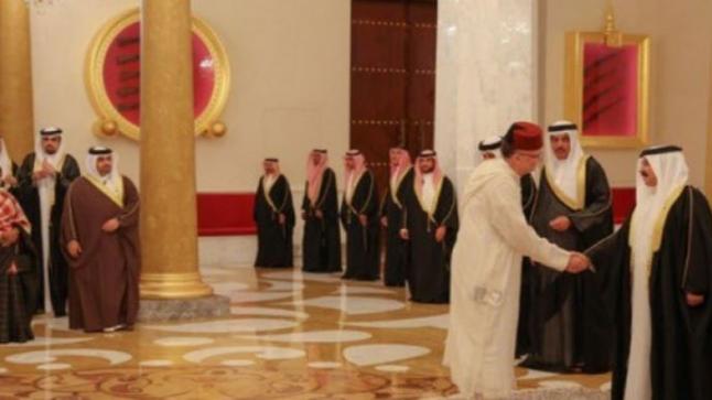 ‏السفير الإسرائيلي في المنامة يقدم أوراق اعتماده لملك البحرين وهو يرتدي الطربوش والجلابة المغربية