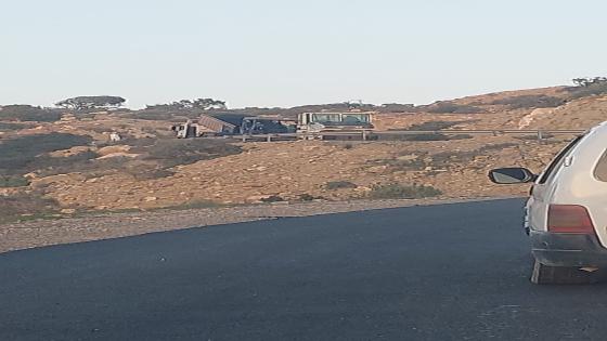 مديرية التجهيز تنهج سياسة ” العكر فوق لخنونة ” وتعرقل السير بطريق التامري أزيار 