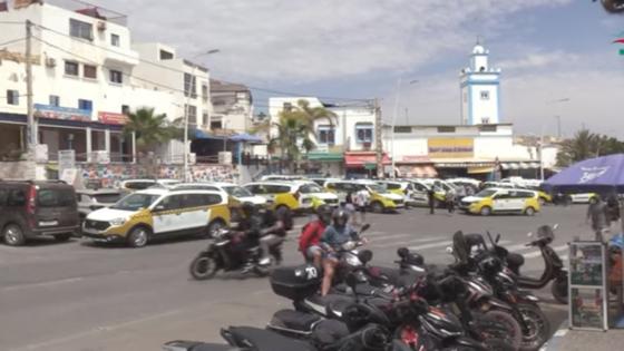 زلزال إداري بتغازوت.. الوالي أمزازي يوقف سائقي طاكسيات ويأمر بنقل المحطة لإنهاء الفوضى