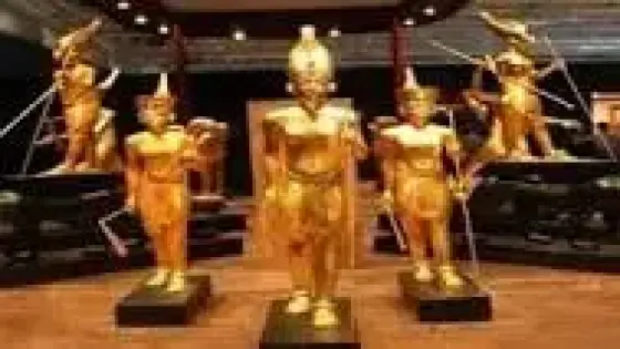 فرنسا تعيد لمصر أزيد من 100 قطعة أثرية مهربة