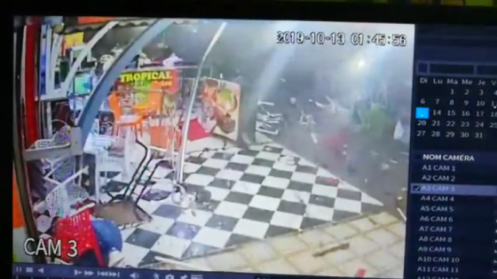 بالفيديو ؛ حادث دهس خطير .. سائق يطحن زبائن مطعم بمراكش.
