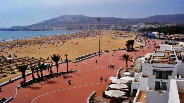 سلطات أكادير تقرر إعادة فتح الشواطئ مع اعتماد توقيت جديد للفتح والإغلاق